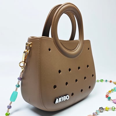 【買1送1】AKIBO滿月包-焦糖咖/童趣彩珠背帶(肩背手提洞洞包。中性款、輕量、防水) / 內附AKIBO品牌鞋扣1個。現在買再送鞋扣組(不挑款)6