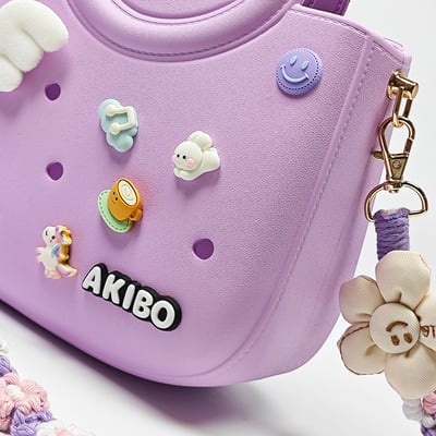 【買1送1】AKIBO滿月包-薰衣紫/手工編織花朵背帶 (肩背手提洞洞包。中性款、輕量、防水) / 內附AKIBO品牌鞋扣1個。現在買再送鞋扣組(不挑款)4