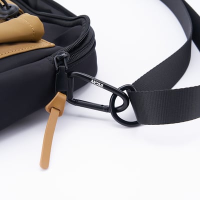 NCAAA哈佛大學Harvard工裝風機能側背包-卡其8