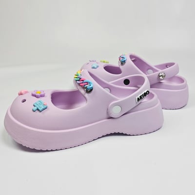 【買1送1】AKIBO瑪莉珍洞洞鞋-薰衣紫(女款、4.5公分厚底增高、雲朵感、輕量、兩穿、防水) / 內附AKIBO品牌鞋扣1個。現在買再送鞋扣組(不挑款)5