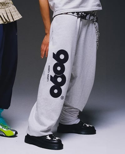 9090 OG Logo Sweat Pants4