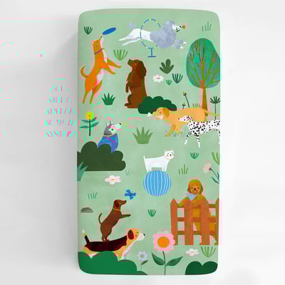 美國RookieHumans 嬰兒床純棉絲柔床包 (狗狗公園)3