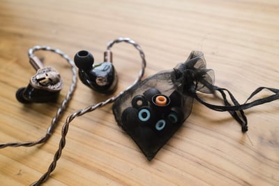 菲律賓 FlipEars Legion 入耳式監聽耳機｜三單元混合驅動 × 骨傳導震撼 × 琺瑯藝術工藝7