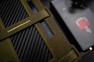 LUXURY & PRECISION EA4專用碳纖維植鞣革皮套｜輕便堅固×高效散熱×可調綁帶設計6