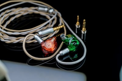 See audio 『Bravery』勇氣 2024 紅綠限量版 四動鐵單元 耳道式耳機 CM插針9