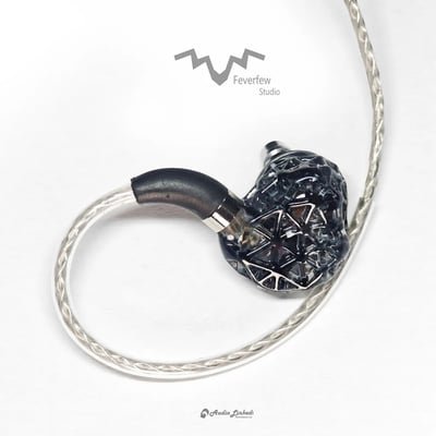 小白菊 FeverFew 魔鹿 MOLO 331 入耳式耳機｜雙材質振膜 × 低頻人聲特化 × 開放鏤空設計3