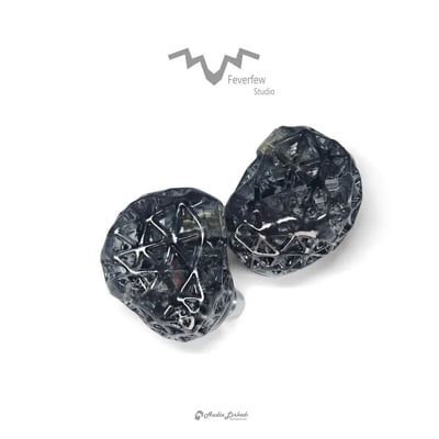 小白菊 FeverFew 魔鹿 MOLO 331 入耳式耳機｜雙材質振膜 × 低頻人聲特化 × 開放鏤空設計8