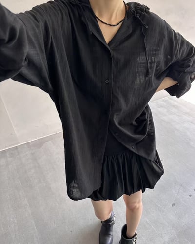 低調線條壓紋連帽襯衫4