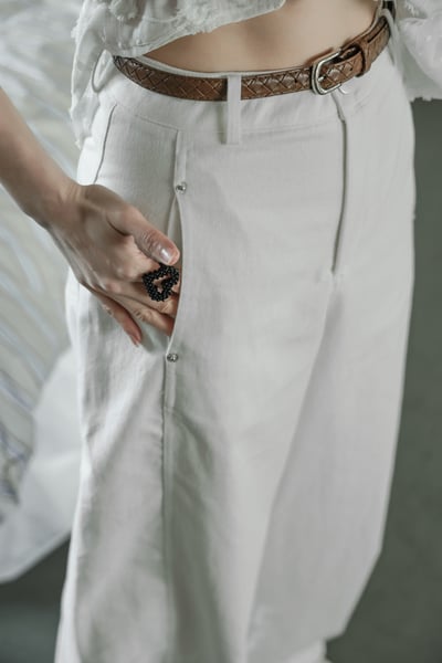 鉚釘設計反摺褲管附腰帶牛仔長褲8