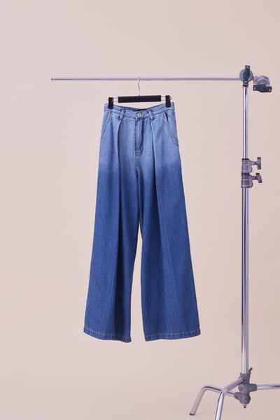 百搭打褶設計漸層牛仔寬褲8