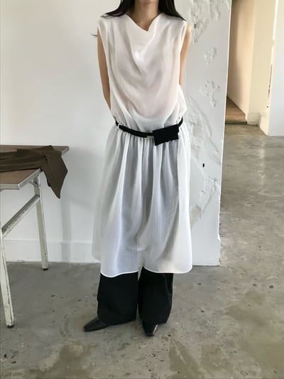 垂墜領口透膚背心洋裝1