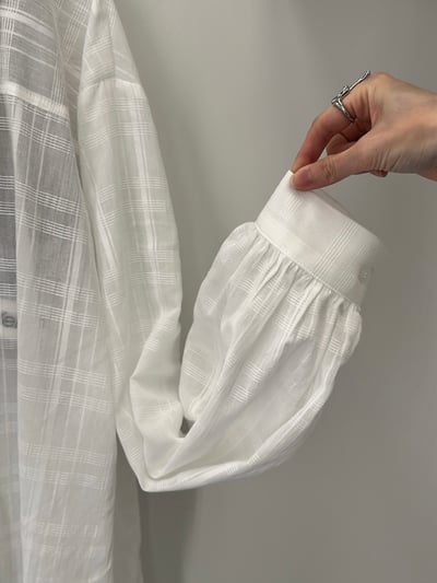 低調線條壓紋連帽襯衫15