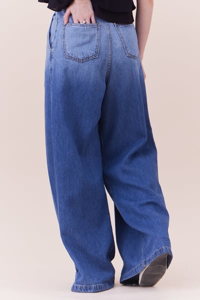 百搭打褶設計漸層牛仔寬褲2