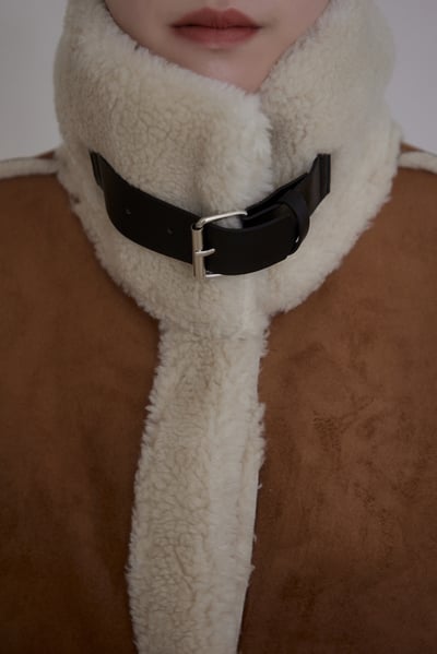 軟呼呼羊羔毛高領麂皮背心3