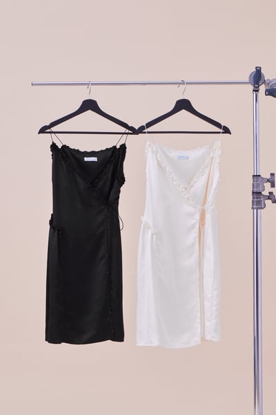 約會小女人點點緞面洋裝13