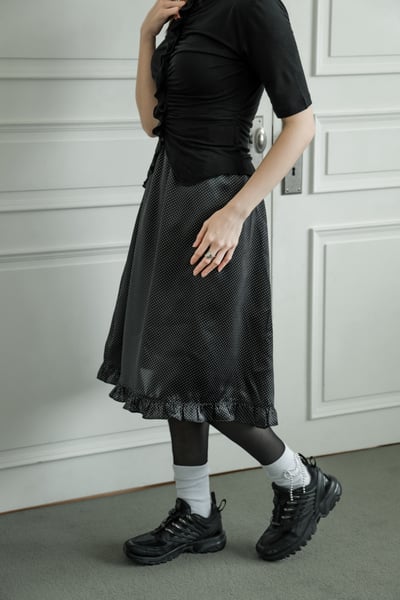 俏皮小圓點光澤緞面花邊裙9