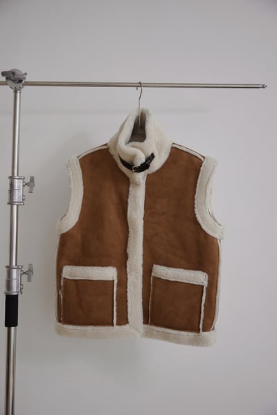 軟呼呼羊羔毛高領麂皮背心9
