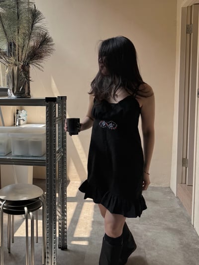 高級感刺繡絨面細肩洋裝18