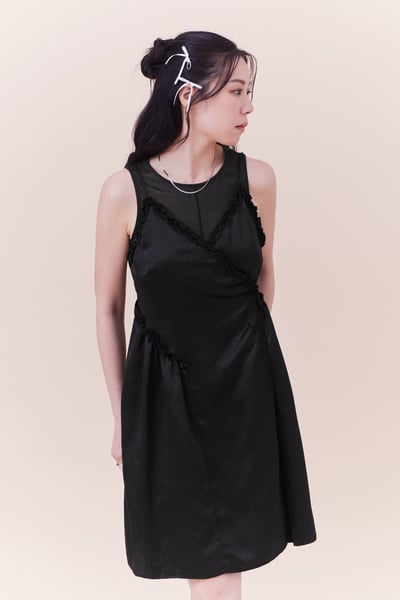 約會小女人點點緞面洋裝3