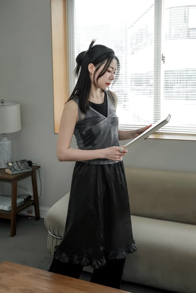 俏皮小圓點光澤緞面花邊裙2