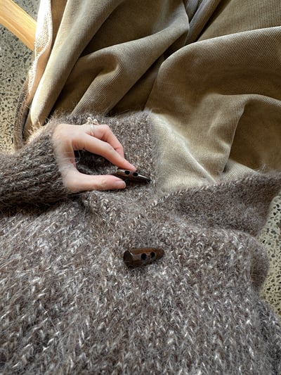 大翻領羊角扣柔軟針織外套17