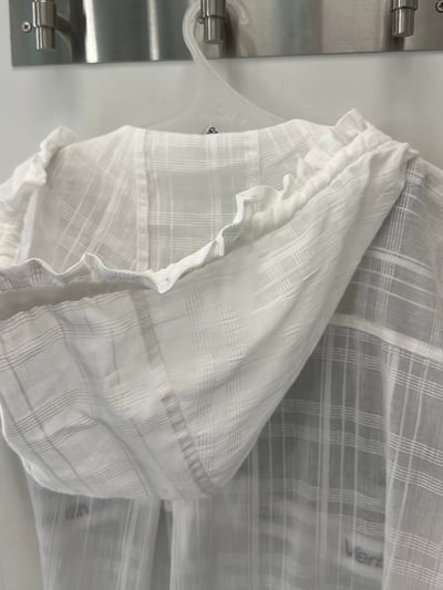 低調線條壓紋連帽襯衫14