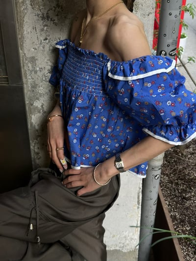 度假小花滾邊澎袖上衣5