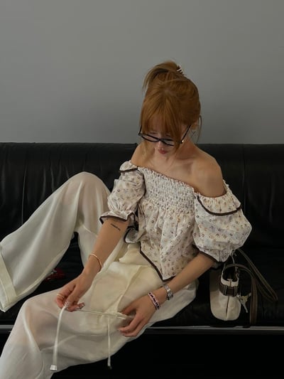 度假小花滾邊澎袖上衣2