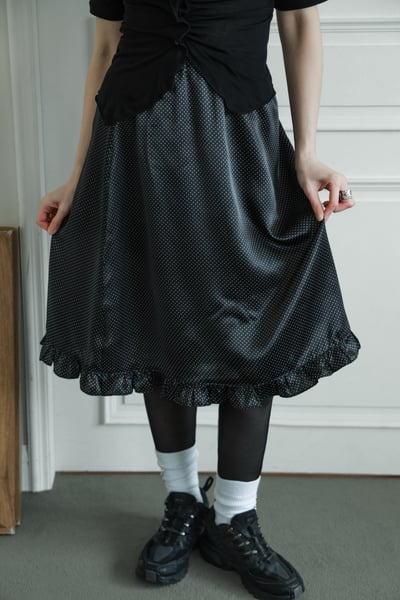 俏皮小圓點光澤緞面花邊裙1