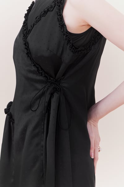 約會小女人點點緞面洋裝11