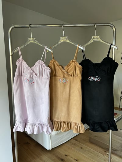 高級感刺繡絨面細肩洋裝16