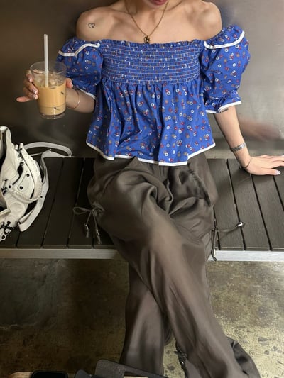 度假小花滾邊澎袖上衣1