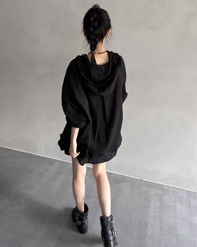 低調線條壓紋連帽襯衫5