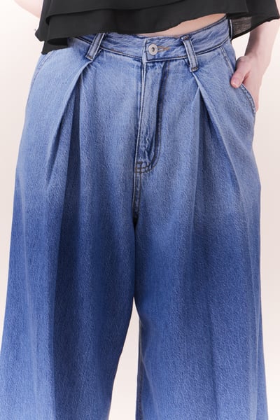 百搭打褶設計漸層牛仔寬褲11