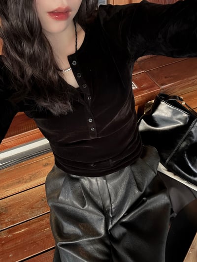 天鵝絨排扣翻領透膚上衣1