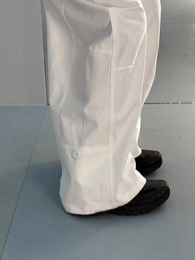 鉚釘設計反摺褲管附腰帶牛仔長褲7