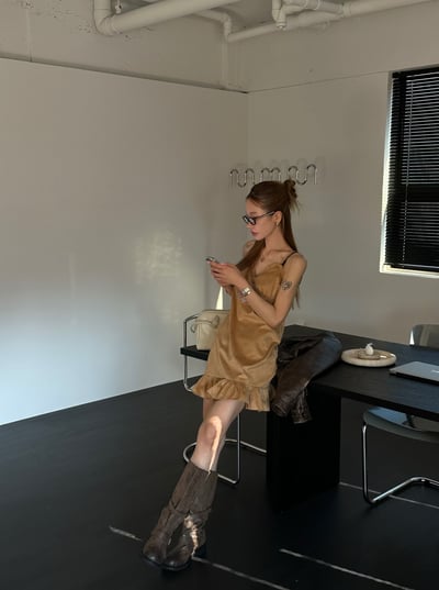 高級感刺繡絨面細肩洋裝7