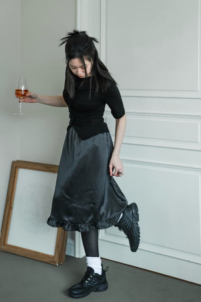 俏皮小圓點光澤緞面花邊裙7