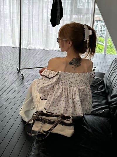 度假小花滾邊澎袖上衣7