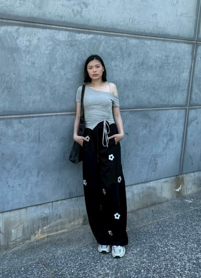 斜肩側抽不規則上衣1