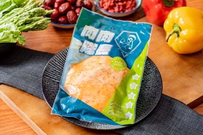 舒肥嫩雞胸隨手包-辣口香蒜 100g/包│肉肉隊長│濃郁蒜香讓口感中帶點微微辣口 │ 宵夜/備餐/低脂/野餐/露營3
