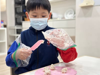 【超早鳥優惠！10/15止】4-12歲｜外師全美語冬令營｜好運開席！新春年菜料理營體驗 × 實驗 × 創意料理 × 角色扮演 × 實境體驗7