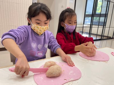 【超早鳥優惠！10/15止】4-12歲｜外師全美語冬令營｜好運開席！新春年菜料理營體驗 × 實驗 × 創意料理 × 角色扮演 × 實境體驗5