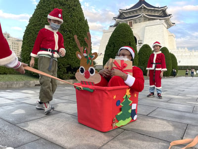 2-10歲 【 節慶限定】HO!HO!HO!聖誕老公公送禮物10