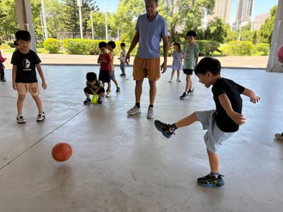 早鳥優惠！7/27-7/31 | 8/3-8/7【5-10歲｜外師全美語夏令營】陽光小將出任務：活力足球挑戰營 x 實驗 ｘ角色扮演 x 實境體驗6