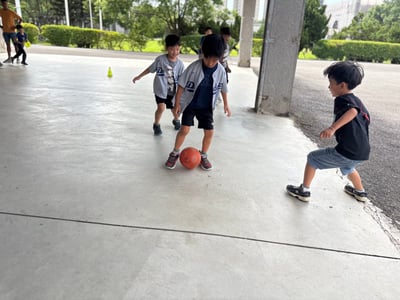 早鳥優惠！7/20-7/24 | 8/10-8/14【4-6歲6-12歲｜外師全美語夏令營】熱血小小籃球員：球場挑戰特訓營 x 實驗 ｘ角色扮演 x 實境體驗8