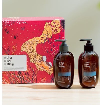 【茶籽堂】胭脂馬年度版畫 禮盒附紙袋(肖楠葉沐浴+洗髮)330ml1