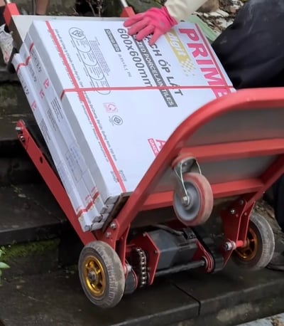 【老虎機器進料】專營民宅進退料、機器進料，專業承包工程進退料，磁磚、建材、爬樓機、爬梯機、搬運機1