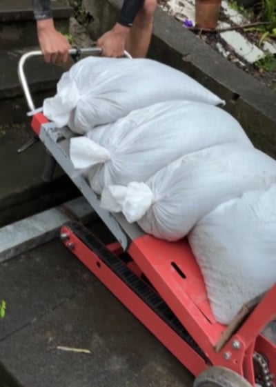 【老虎機器進料】專營民宅進退料、機器進料，專業承包工程進退料，砂包、建材、爬樓機、爬梯機、搬運機1