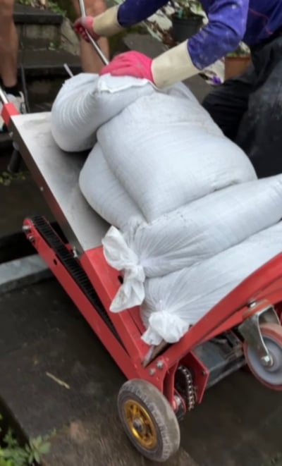 【老虎機器進料】專營民宅進退料、機器進料，專業承包工程進退料，工廠直營、販售各式建材   紅磚、水泥、砂包、磁磚 機器幫您爬樓梯搬運上樓4